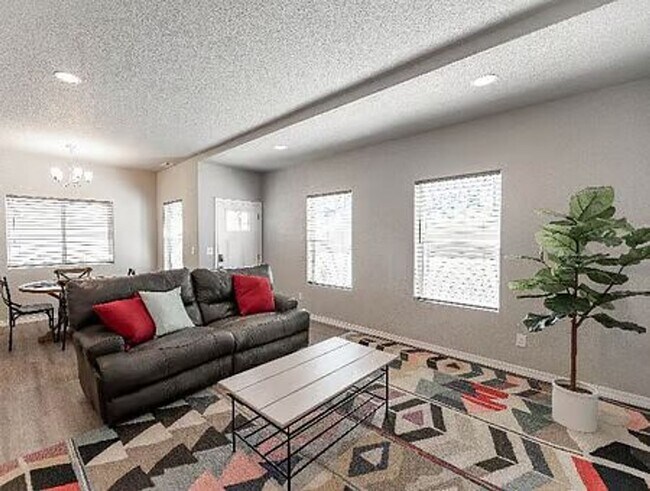 Building Photo - $2600 - 3BR/2.5BA Charming fully furnished...