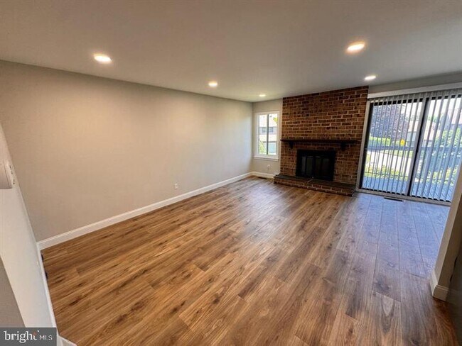 Building Photo - 402 Harrison Pl