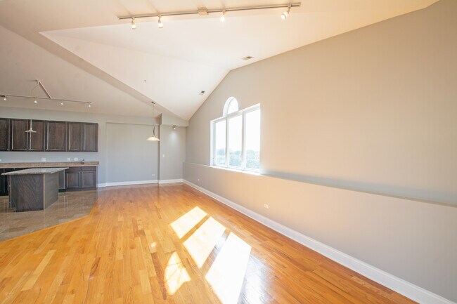 Building Photo - 5758 N California Ave