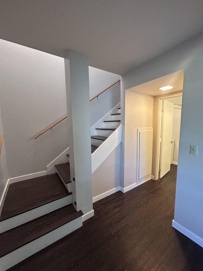 Building Photo - 6208 Meadow Brook Ln