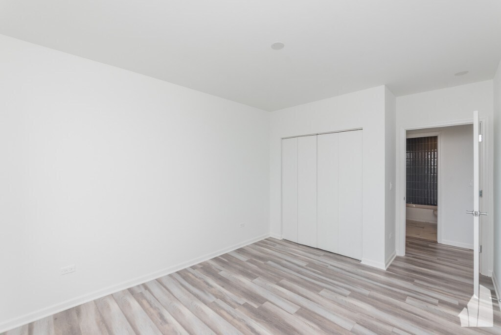 Building Photo - 2534 W Fullerton Ave