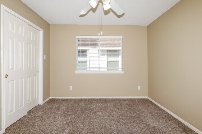 Building Photo - 10007 Willow Wood Way