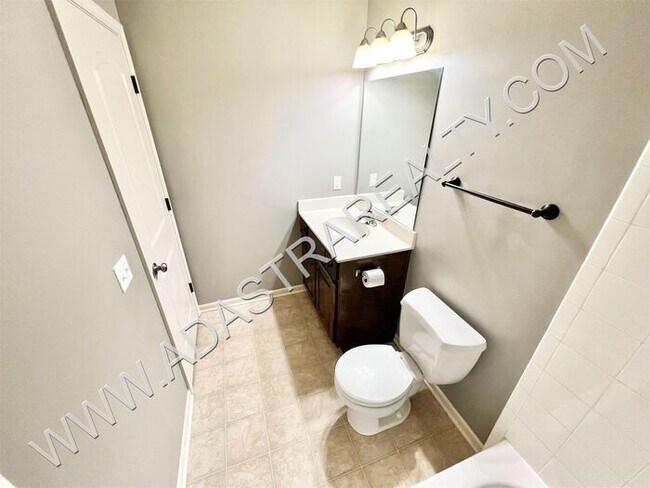 Building Photo - Beautiful and Spacious Olathe Townhome-Available in AUGUST!!!
