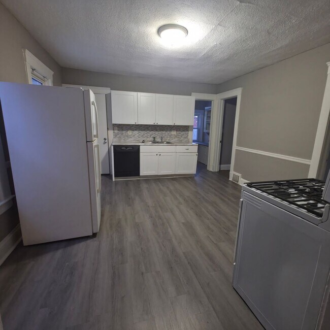 Building Photo - 2064 Halstead Ave