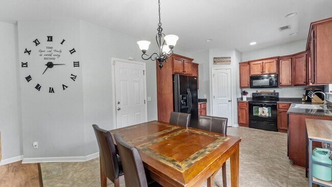 Building Photo - Spacious 3BR Home with Fenced Yard Near Ft. Stewart