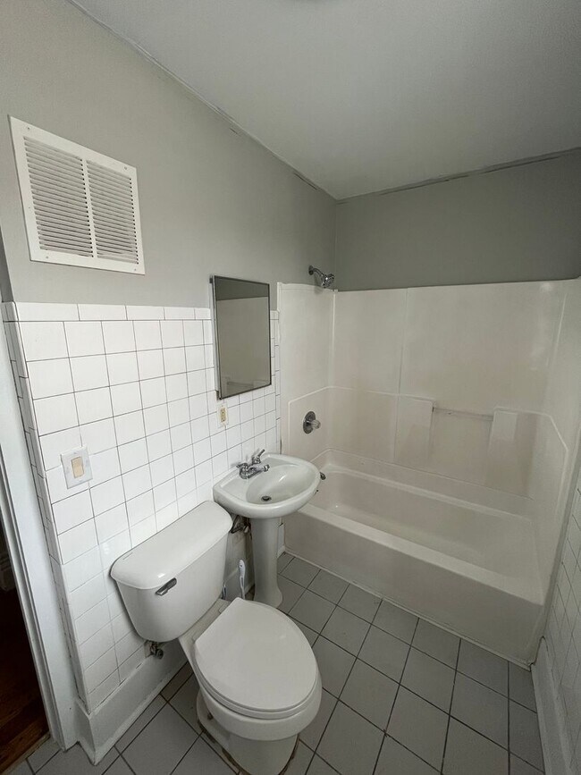 Building Photo - 1140 N Church St