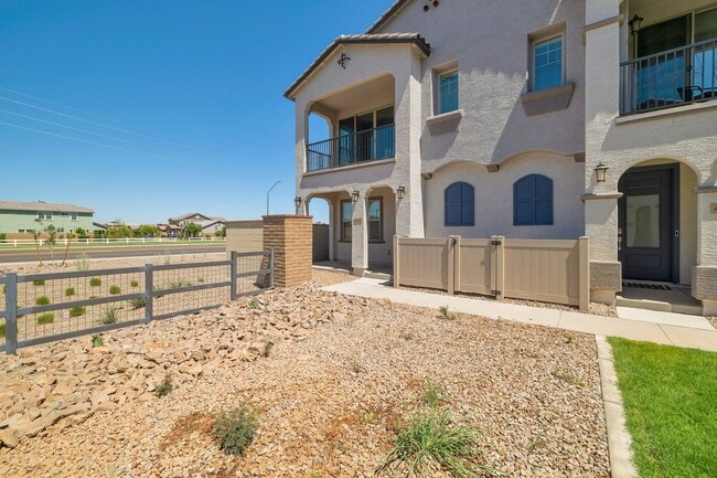 Building Photo - Like New Luxurious Model Home in Warner Meadows!