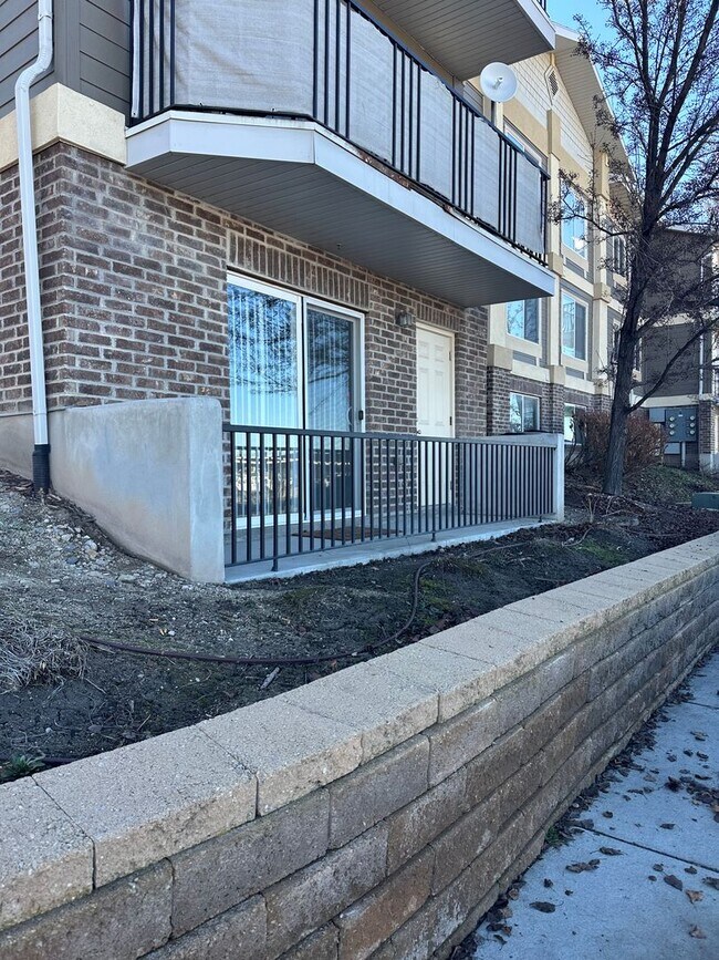 Building Photo - Great 3 Bed 2 Bath Sandy Condo!!