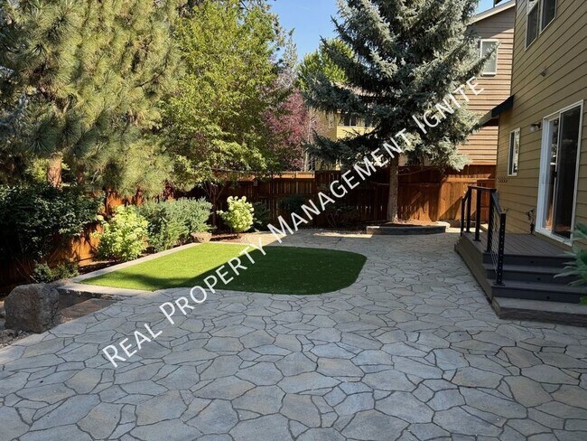 Building Photo - Immaculate Westside Home in the Pine Trees