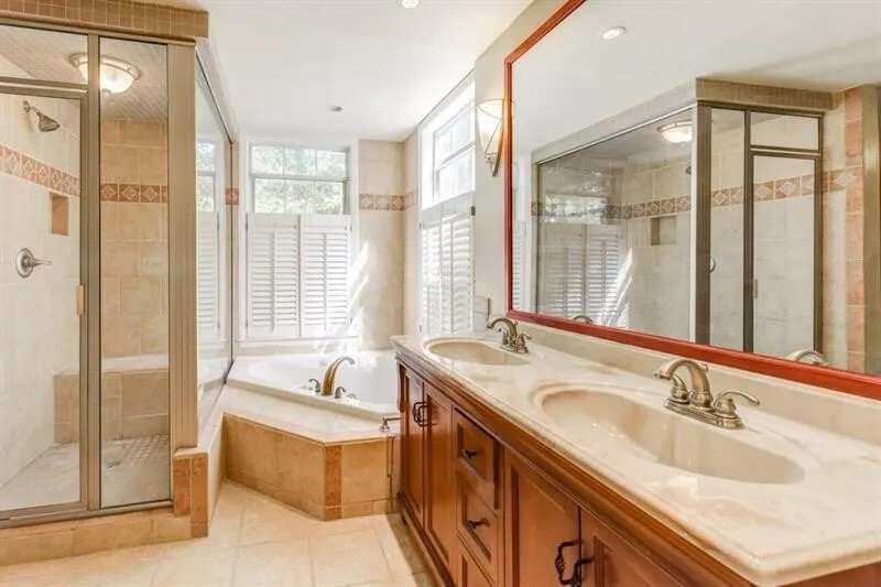 Main Bathroom w/ Jacuzzi Tub and Double Vanity - 1303 McGill Park Ave NE