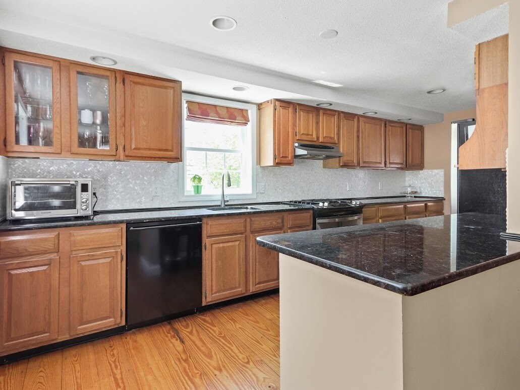 Building Photo - 491 Spring St