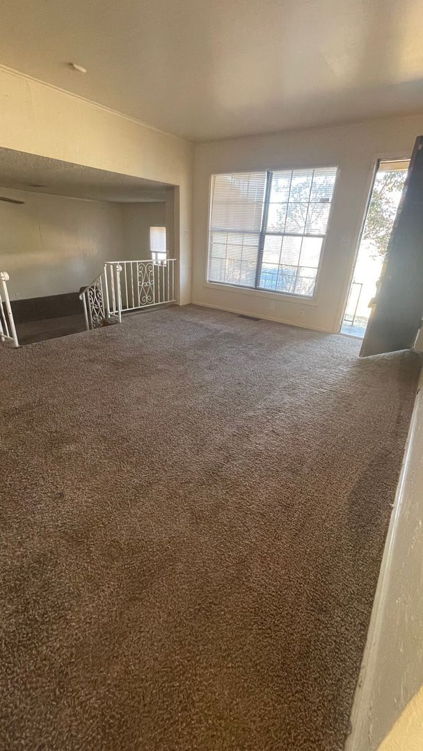 Building Photo - Large 3 bedroom w/ 2 living areas