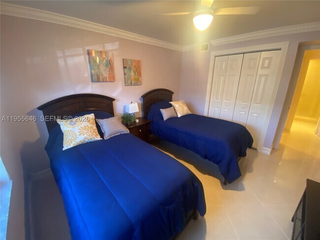 Building Photo - 6471 Bay Club Dr