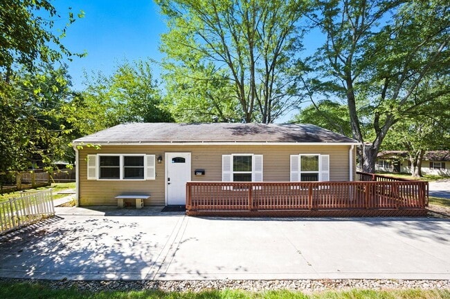 Building Photo - 455 Lakeview Dr