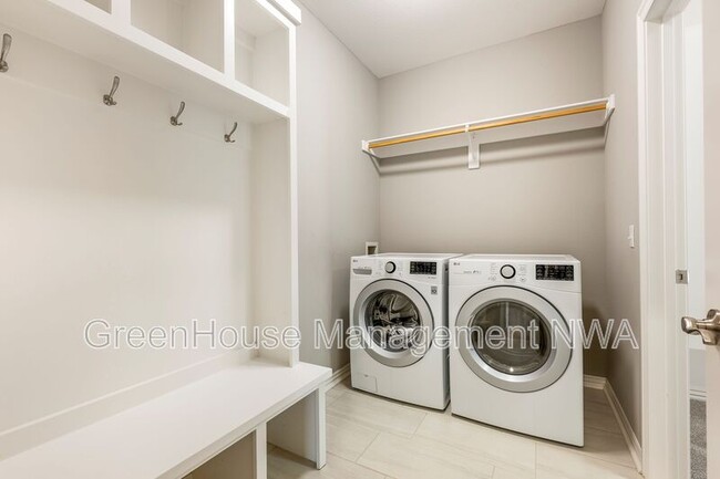 Building Photo - 3702 SW Mistletoe Ave