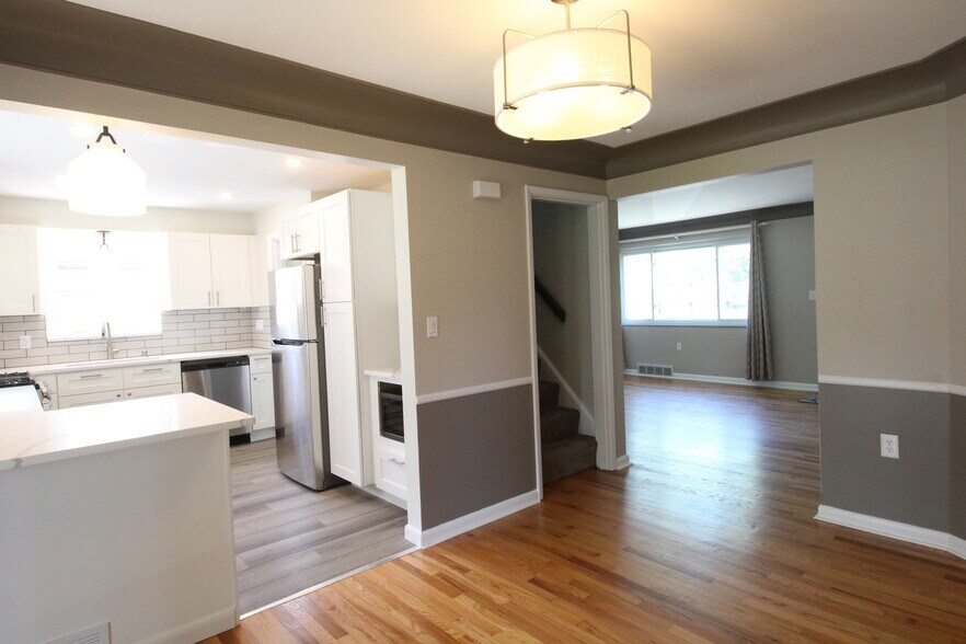 Building Photo - 3893 Mantell Ave