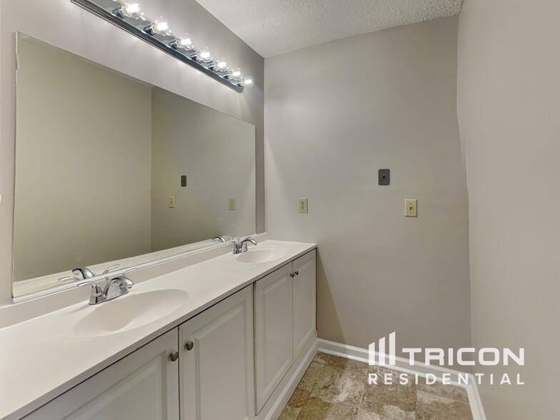 Building Photo - 389 Hillridge Dr