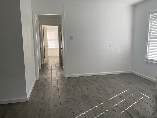 Building Photo - 1217 Lum St