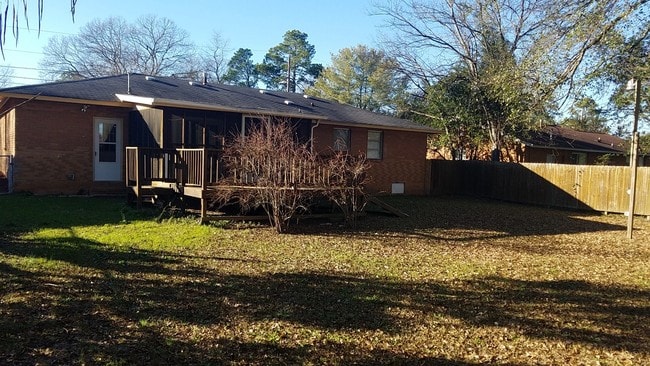 Building Photo - 2015 Fernwood Cir