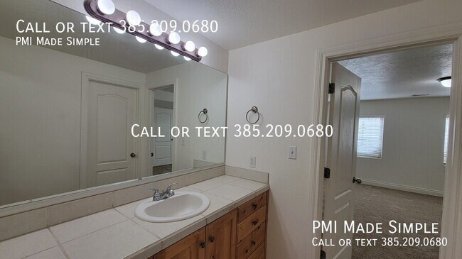 Building Photo - 3042 E Somerset Dr