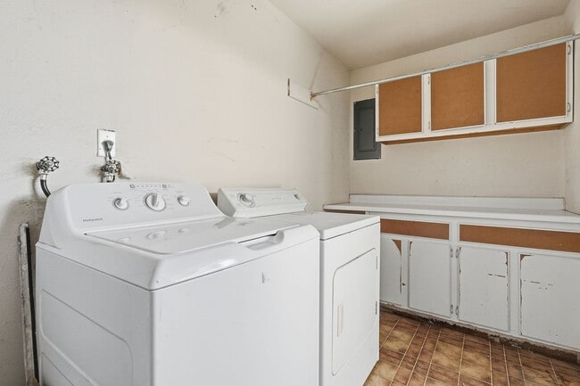 Building Photo - Ready to Move In - Two Bedrooms!