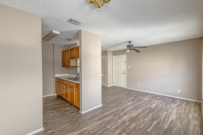 Building Photo - 104 Belaire Dr