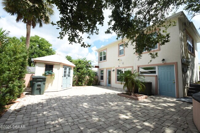 Building Photo - 403 N Oleander Ave