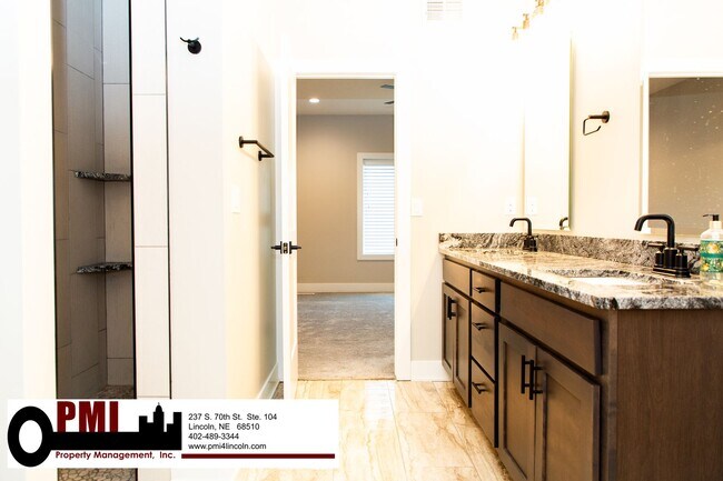 Building Photo - 5 Bedroom and 3 Bathroom House