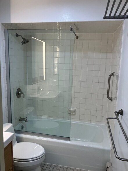 Bathroom - double towel rack,grab bar & towel storage shelf - 143 Sussex St