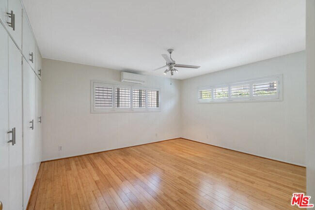 Building Photo - 2030 N Vermont Ave