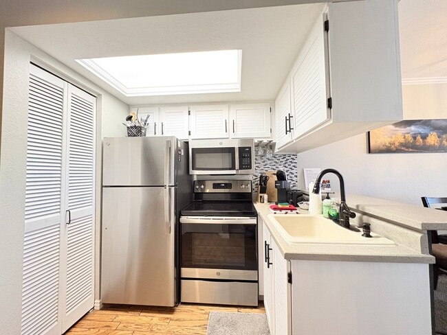 Building Photo - Brian Head Rental All utilities Included!!
