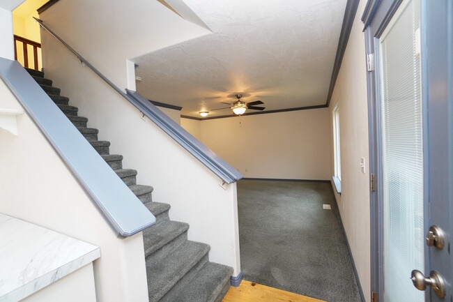 Building Photo - 11301 W Goldenrod Ave