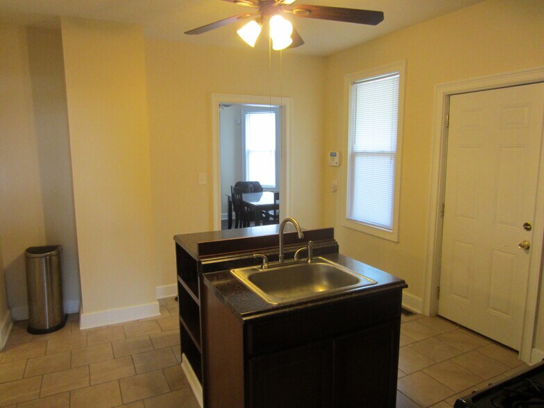 Building Photo - 1654 Holmden Ave