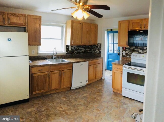 Building Photo - 14 Scarlet Ave