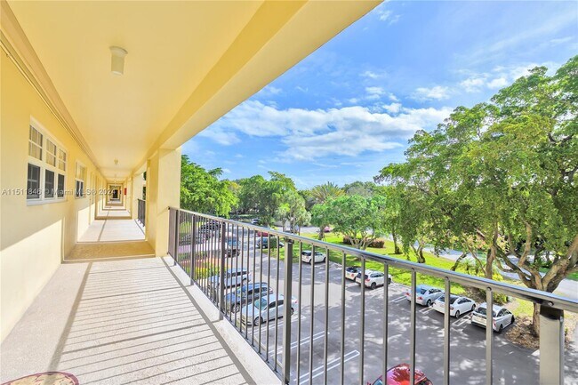 Building Photo - 2751 N Palm Aire Dr