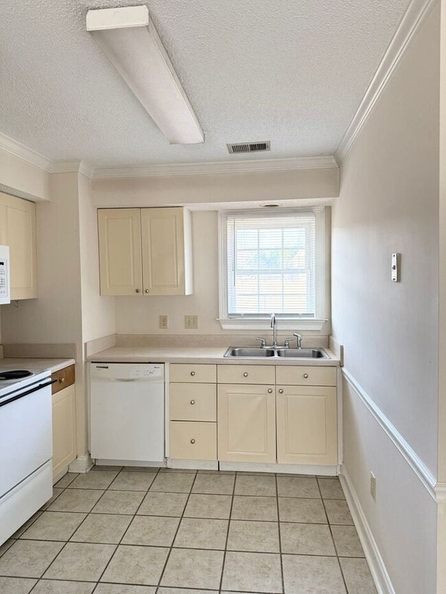 Building Photo - Lexington-Offering Self Guided Tour with RENTLY!