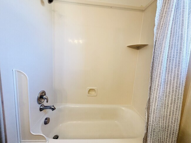 Building Photo - 1094 1825 W