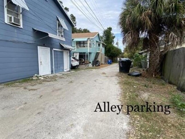 Building Photo - 1131 Queen St N