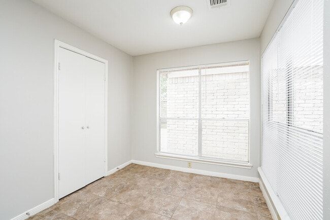 Building Photo - 6862 Heather Hollow Dr