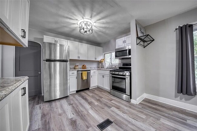 Primary Photo - 586 Highland Ave