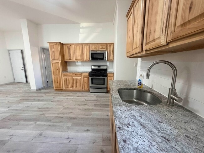 Building Photo - 124 Winfield Ave