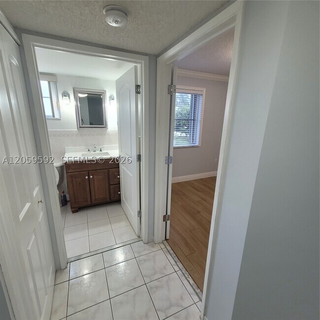 Building Photo - 1114 NW 124th Ct