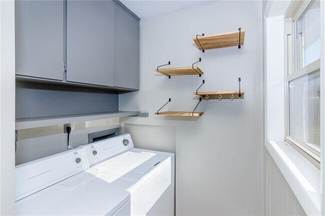 Building Photo - 1208 NE 3rd St