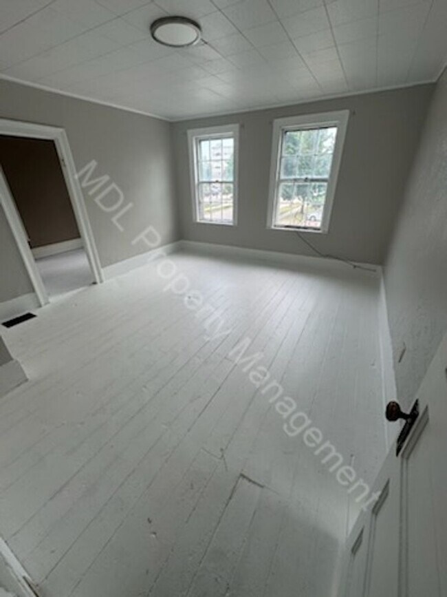 Building Photo - Large 4 bedroom 1 bath house