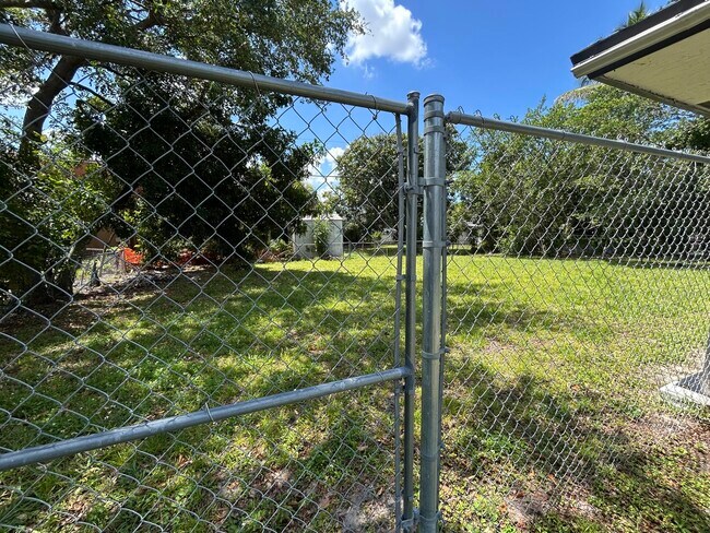 Building Photo - 6140 SW 41st Ct