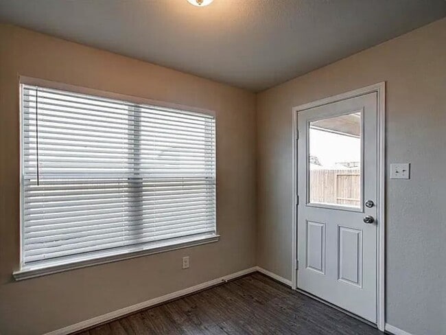 Building Photo - 976 Lake View Cir W
