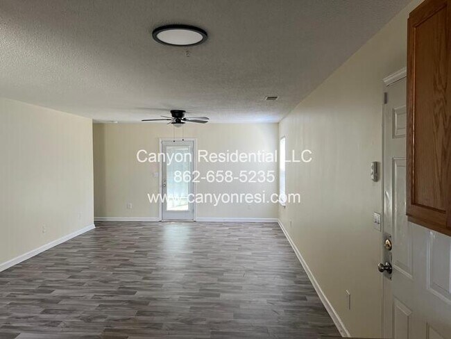 Building Photo - 461 Bedford Knoll Dr