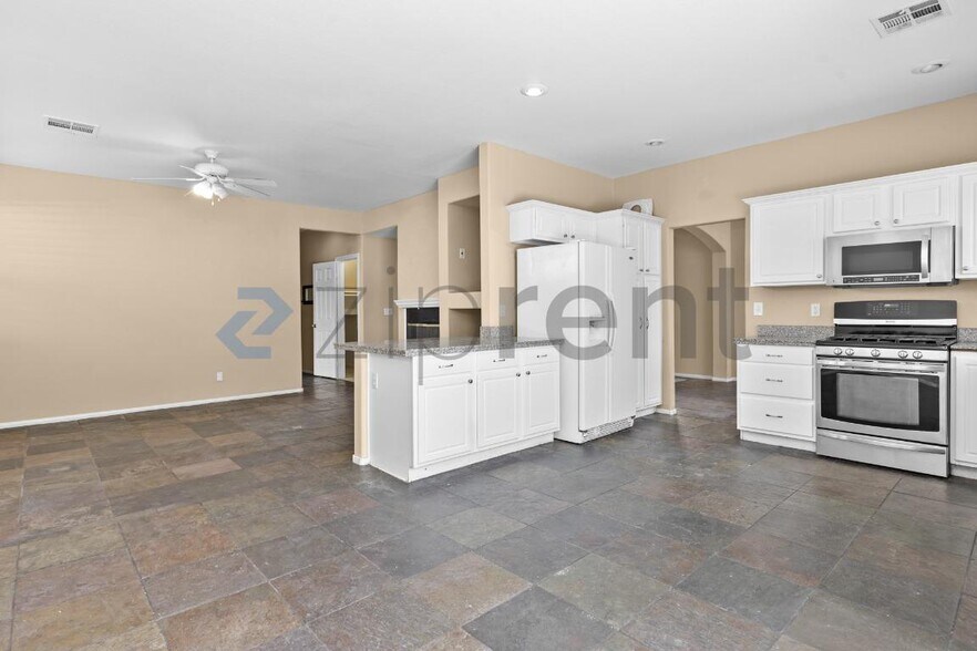 Building Photo - 2455 Silver Sunrise Ln