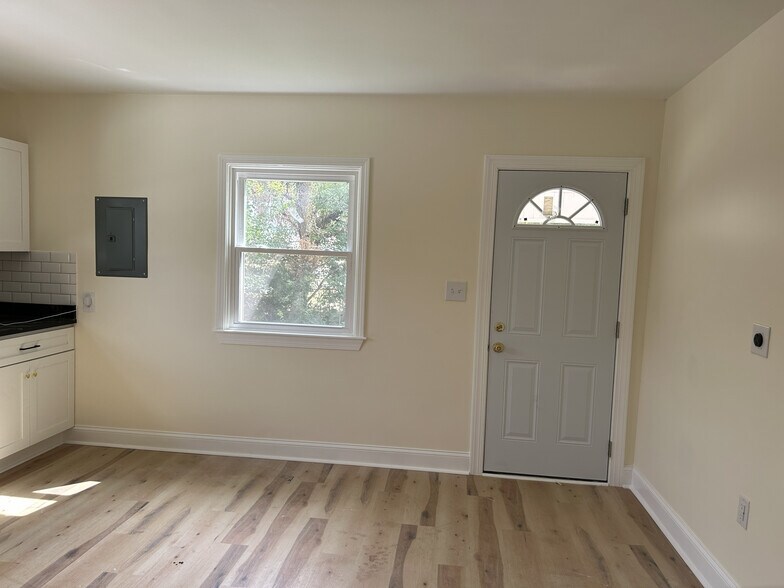 Building Photo - Room in Duplex on Richardson Ave