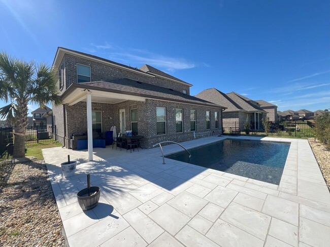 Building Photo - Stunning 5 Bedroom 4 Bath Home located in ...